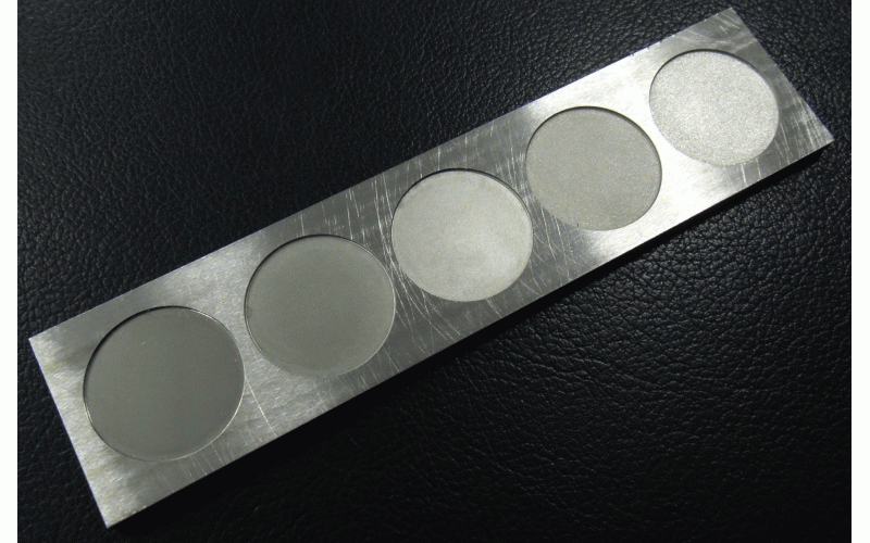 鏡面火花機(jī)的樣板， 左側(cè)的鏡面， 右側(cè)的粗紋