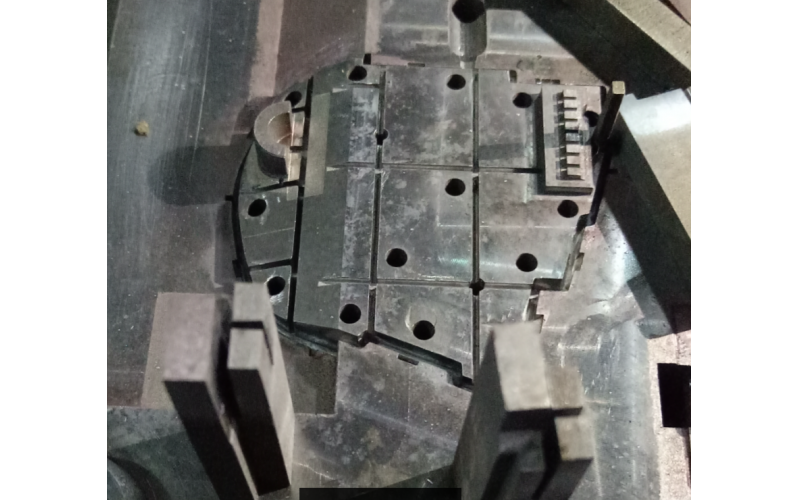 骨位多的模具， 務(wù)必要多下扁頂， 才能頂出平衡，深圳市模具廠經(jīng)驗(yàn)記錄