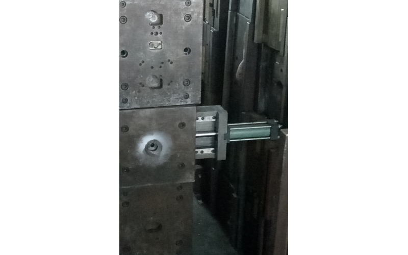 模具廠手上的油缸，原理簡單，使用方便，便于使用！